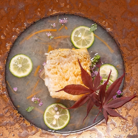 甘鯛のパリパリ鱗焼き〜秋野菜と魚介の旨味、すだち香るスープソース